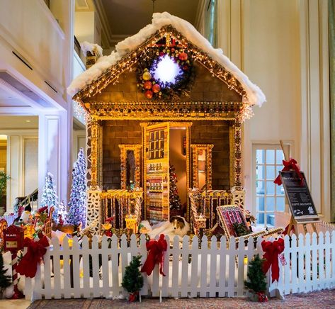 Natal, Real Gingerbread House, Real Life Gingerbread House, Life Size Gingerbread House, House In Arizona, Gingerbread Christmas Decor, Christmas Float, Holiday Dining, Gingerbread Christmas