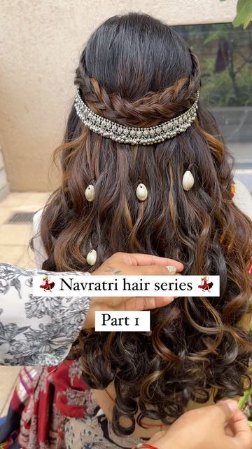 Garba Hairstyles Indian Bride, Sheeshpatti Hairstyle Open Hair, Navaratri Hairstyle, Gajra Hairstyles Open, Girlish Hairstyles On Lehenga, Garba Hairstyles Indian, Wedding Hair Styles Long Hair, Navratri Hairstyles Indian, Hairstyles For Navratri