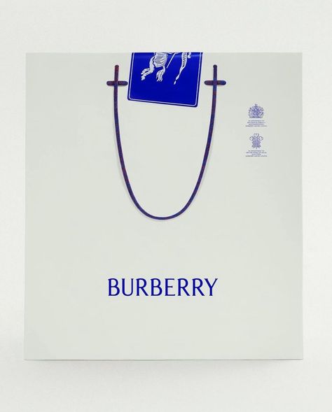 Why Burberry’s Detailed Campaign Imagery (under the helm of Daniel Lee) Is Top Tier Branding - Aside from hammering it into consumers… | Instagram Signature Style Clothing, Luxury Brand Packaging, Shopping Bag Design, Paper Bag Design, Clothing Packaging, Graphic Motif, New Identity, Bag Mockup, Bag Back