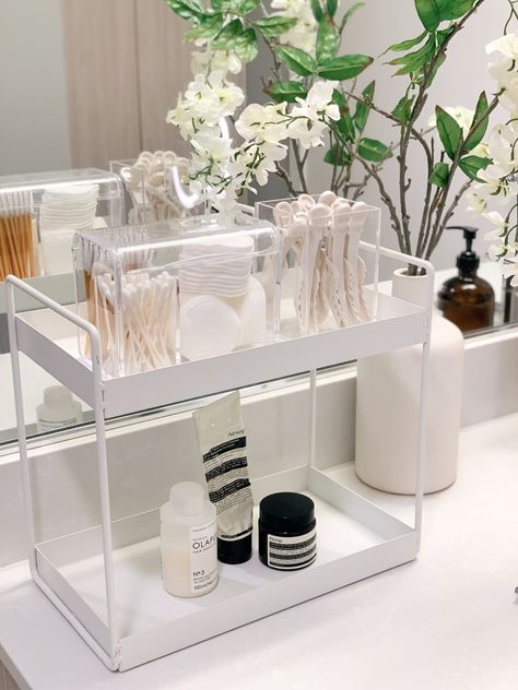 Small Bathroom Organisation Storage, Cute Bathroom Counter Ideas, Bathroom Design Organization, Bathroom Counter Decor Organization, Skin Care Organization Ideas Bathroom, Skincare Organization Bathroom Counter, Bathroom Organization On Counter, Apartment Bathroom Counter Organization, Simple Bathroom Counter Organization