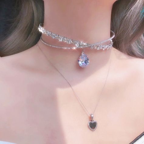 Beautiful Crystal Necklace, Royal Jewelry Aesthetic Princess, Anime Hair Accessories, Crystal Necklace Aesthetic, Chokers Aesthetic, Neck Accessories Jewelry, Crystal Outfit, Princess Choker, Crystal Tears