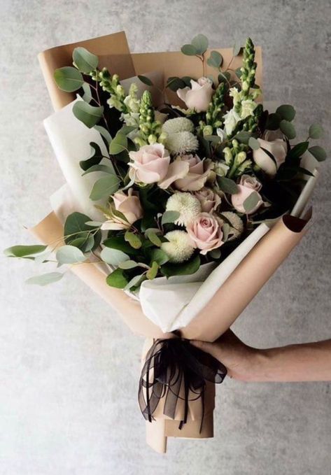 Non-Basic Ways to Do Valentine’s Day Flowers This Year #valentines #valentinesday #bouquet #diy #blush #pink #greenery #flowers #love Ikebana, Flowers Bouquet Gift, How To Wrap Flowers, Trendy Flowers, Floral Shop, Diy Bouquet, Deco Floral, Flower Aesthetic, Flower Boxes