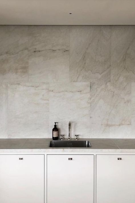 When you are to renovate using stone in your home, perhaps the thought goes directly to using the stone on floors or walls in the bathroom. But there are more ways to use natural stone. This is a good example of how nice it can be to tile the entire kitchen wall. Design Andreas Martin-Löf. Large Tile Splashback Kitchen, Stone Splashback Kitchen, Tile Splashback Kitchen, Stone Splashback, Kitchen Splashback Ideas, Kitchen Wall Design, Splashback Kitchen, Kitchen Renos, Kitchen Splash Back