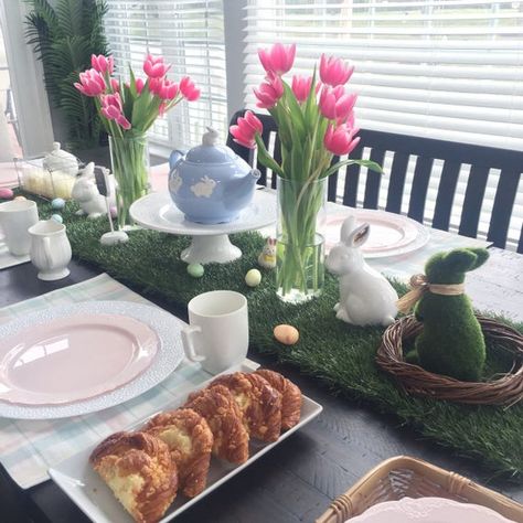 Decorate Home, Party Tablescapes, Easter Table Settings, Easter Tablescapes, Synthetic Turf, Easy Parties, Coffee Decor, Artificial Turf, Easter Brunch