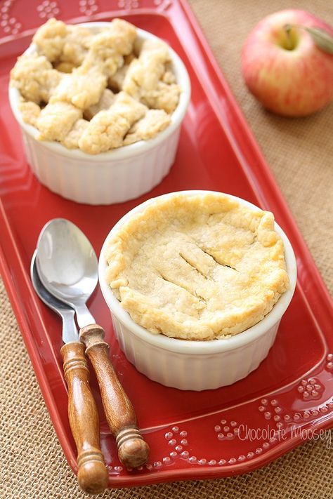 Apple Pie For Two (Baked In Ramekins) Apple Pie For Two, Individual Apple Pies, Ramekin Dessert, Small Pies, Ramekin Recipe, Apple Pie Recipe Easy, Homemade Pie Crust, Small Batch Baking, Mini Apple Pies