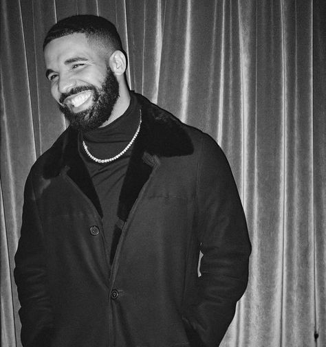 Rappers Smiling, Drake Rihanna, Girl Power Songs, Drake Art, Prettiest Smile, Aubrey Graham, Drake Ovo, Drizzy Drake, Drake Drizzy