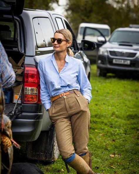 90s Equestrian Style, Salta, English Country Clothing Women, English Countryside Outfits Women, Summer Countryside Outfit, Countryside Outfits Women, Ranch Aesthetic Outfits, Farm Outfit Women Summer, Farm Chic Outfit