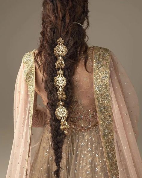 Engagement Bride Indian, Asian Hair Inspo, Arabic Bridal Mehndi Designs, Saree Hairstyles, Traditional Hairstyle, Engagement Bride, Beautiful Braided Hair, Wedding Brides, Desi Fashion Casual
