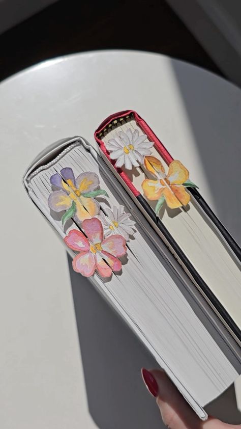 St’Valent | Glass Artist | 💐A DIY Bookmark Bouquet would be so cute as a small Mother’s Day gift! 🥰🎁 As you guys know, I have been in a bookmark making craze 📖… | Instagram Diy Bookmark Designs, Small Bookmark Ideas, Cute Small Paper Crafts, Diy Flower Bookmarks, Bookmakers Ideas, Cool Bookmarks Diy, Aesthetic Bookmarks Design, Diy Cute Bookmarks, Marque Page Diy