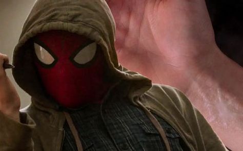 Tom Holland’s Spider-Man uses mechanical web-shooters instead of organic webbing for a more comics-accurate and MCU-friendly portrayal. Marvel, Peter Parker, Tom Holland, Holland, Spiderman