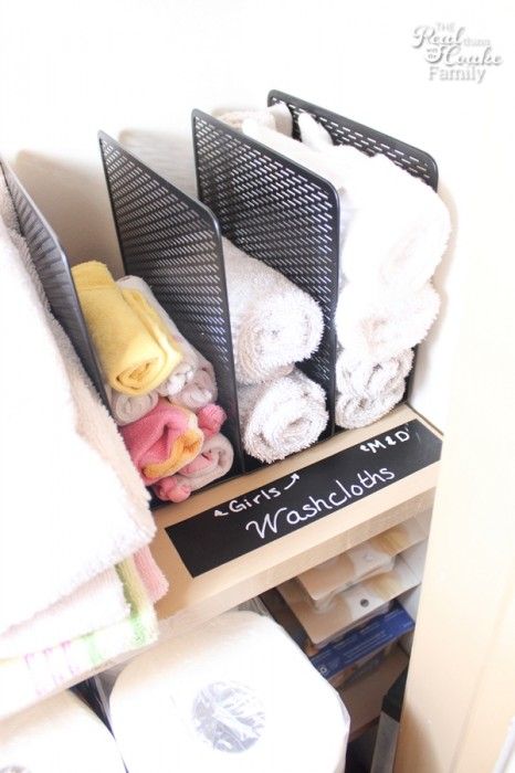 Linen Closet Organization - Great diy post showing how to organize to maximize a small space for a family. Organiser Son Dressing, Organizar Closet, Linen Closet Organization, Diy Posts, Organisation Hacks, Ideas Para Organizar, Dollar Store Organizing, Home Organisation, Easy Organization