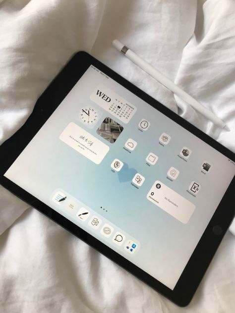 #ipad #aesthetic #aestheticwallpaper #aesthetictumblr #blue #blueaesthetic #september #school #backtoschool #studentlife #student Blue Ipad Air Aesthetic, Ipad Set Up Aesthetic, Ipad Aesthetic Blue, Blue Ipad Aesthetic, Ipad 9th Generation Aesthetic, Ipad Blue, School Ipad, Ipad Setup, Aesthetic Tech