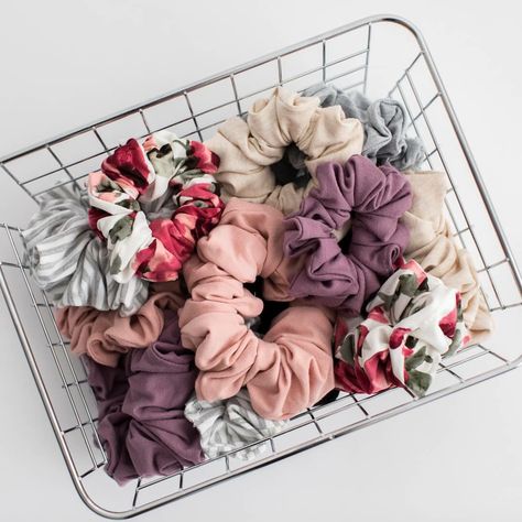 Scrunchies Organization, Scrunchies Aesthetic, Scrunchie Styles, Scrunchies Diy, Aesthetic Vsco, Jewelry Organizer Diy, Accessory Organization, Design Case, Scrunchie Hairstyles