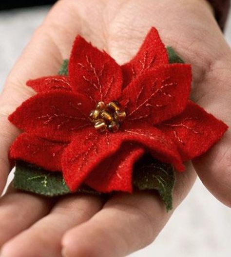 Diy Felt Poinsettia, Christmas Diy Felt, Printable Christmas Ornaments, Felt Crafts Christmas, Needle Felted Christmas, Felt Christmas Decorations, Navidad Diy, Christmas Ornament Pattern, Christmas Flowers