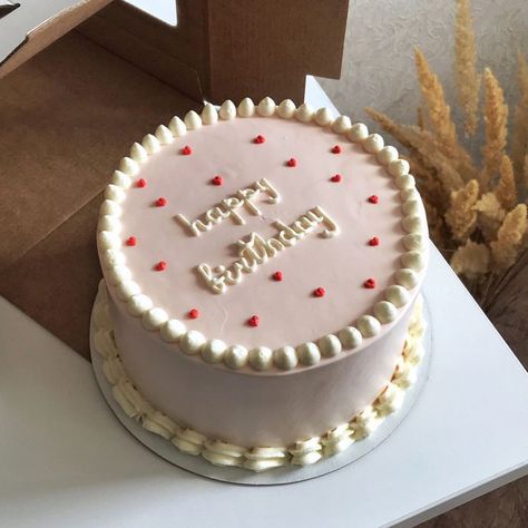 Cakes For Birthday Aesthetic, Pinterest Birthday Cake, Circle Birthday Cake Aesthetic, Birthday Cake Aesthetic Vintage, Small Sweet 16, Cute Birthday Cakes Aesthetic, February Birthday Cake, 16 Birthday Cake Aesthetic, 18th Cake Ideas