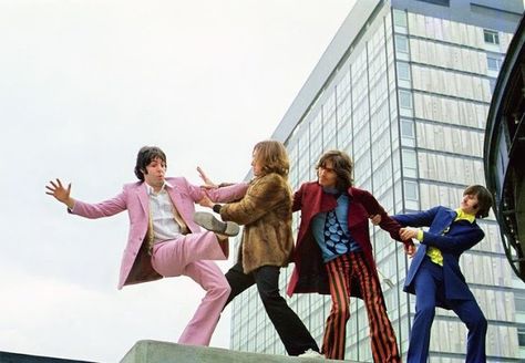 Rare and Interesting Pictures of The Beatles from 'The Mad Day Out' Photo Session in the Summer of 1968 ~ vintage everyday John Lenon, Bug Boy, The White Album, Interesting Pictures, Beatles Photos, Beatles Pictures, Beatles Abbey Road, Twist And Shout, The Fab Four