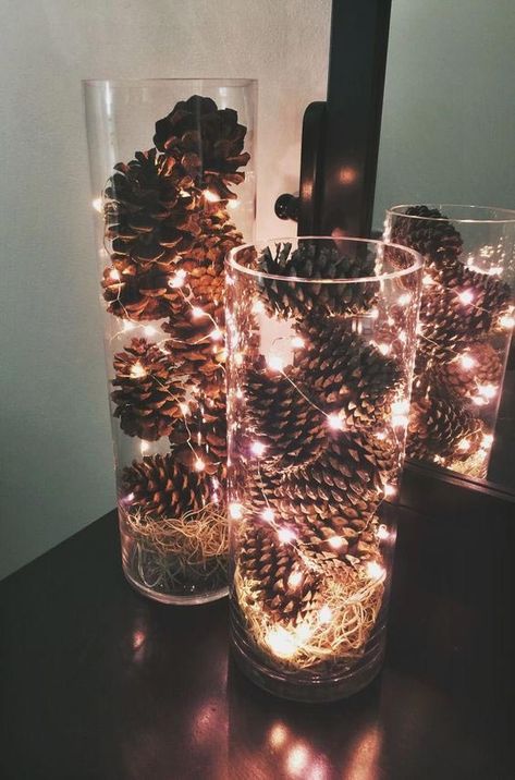 9 Simple & Elegant DIY Christmas Decorations in Scandinavian Style Winter Centerpieces For Table Pine Cones, Diy Fall Decor Inside, Center Piece For Christmas Table Easy Diy, Rustic Vintage Christmas Decorations, Winter January Decor, Family Christmas Decoration Ideas, Winter Wedding Welcome Table, Corporate Holiday Event Decor, Low Fall Centerpieces