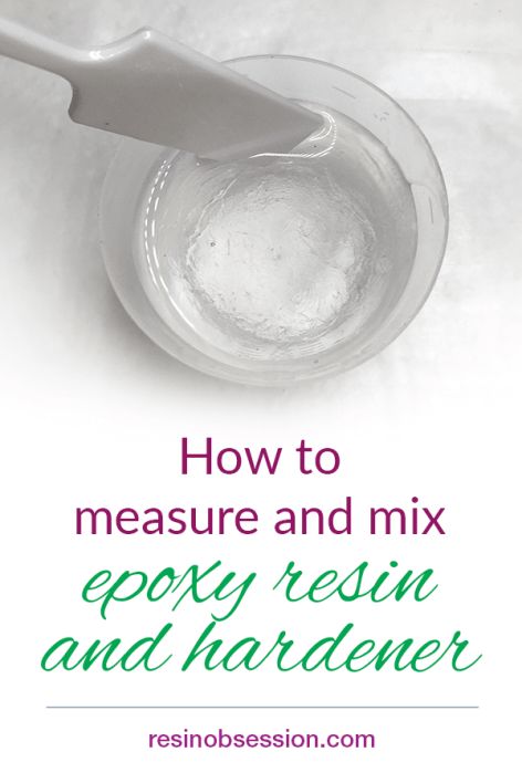 How to measure and mix epoxy resin and hardener in five easy steps - Resin Obsession . #resin #resinobsession #resinart #resinpouring #resinjewelry Fimo, How To Make Resin, Epoxy Resin Diy, Resin Crafts Tutorial, Casting Kit, Diy Resin Projects, Resin Jewelry Diy, Resin Furniture, Diy Epoxy