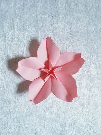 DIY Origami Cherry Blossom Flowers With A Branch - Diycrown- Origami and Paper art DIY:s Cherry Blossom Origami Tutorials, Origami Sakura Paper Flowers, Paper Cherry Blossom Diy, Cherry Blossom Craft, Origami Plant, Origami Sakura, Origami Cherry Blossom, Origami Apple, Cherry Blossom Origami