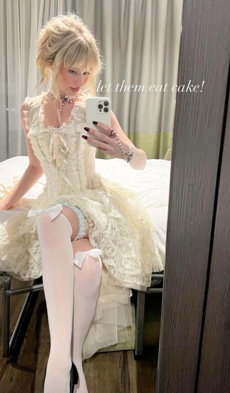 Victorian Princess Costume, Victorian Costume Women Halloween, Creative Party Outfits, Marie Antoinette Inspired Fashion, Marie Antoinette Outfit Inspiration, Venus Halloween Costume, Victorian Era Photoshoot, Rococo Inspired Outfits, Coquette Costume Ideas