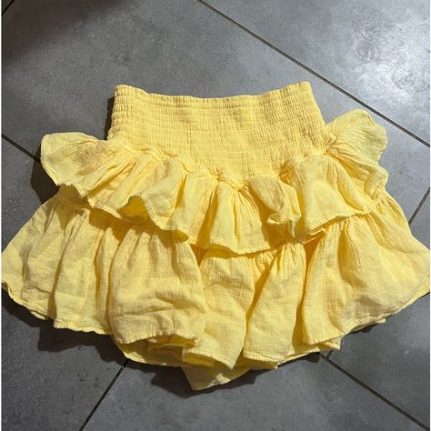 Yellow Ruffle Skirt With Built In Shorts New With Tags. Size Medium, Fits Like Xs/S Flowy Skirts Short, Skirt With Built In Shorts, Outfits With Ruffle Skirt, Asymmetric Ruffle Skirt, Rock N Rags Skirt Outfit, Yellow Skirt Outfit Aesthetic, Yellow Concert Outfit, Short Ruffle Skirt Outfit, Light Yellow Outfit