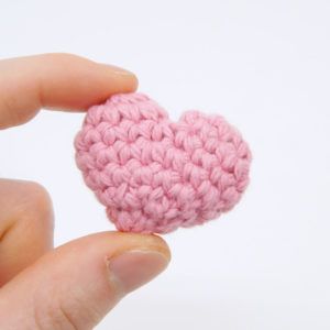 Amigurumi Patterns, Crochet Heart Patterns, Club Crochet, Crochet Valentine Patterns, Crochet Bookmark Pattern, Heart Plush, Beautiful Crafts, Crochet Heart Pattern, Valentines Crochet