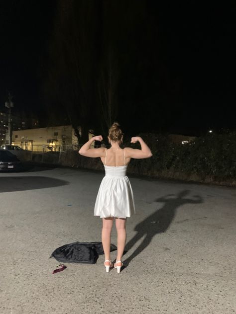 Girl Back Muscles, Gym Rat Girl Aesthetic, Christian Gym, Drawing List, Gym Bro, Rat Girl, Mommy Dress, Gym Rats, Muscle Mommy