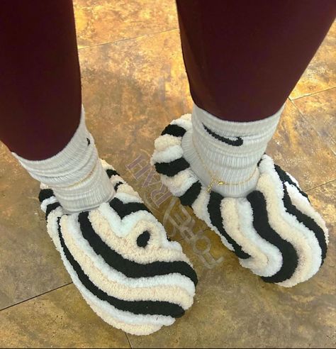 Yarn Crocs, Plus Size Vintage Clothing, Cute Uggs, Crocs Fashion, Diy Slippers, Pretty Shoes Sneakers, Cute Nike Outfits, Shoes Outfit Fashion, Fresh Shoes