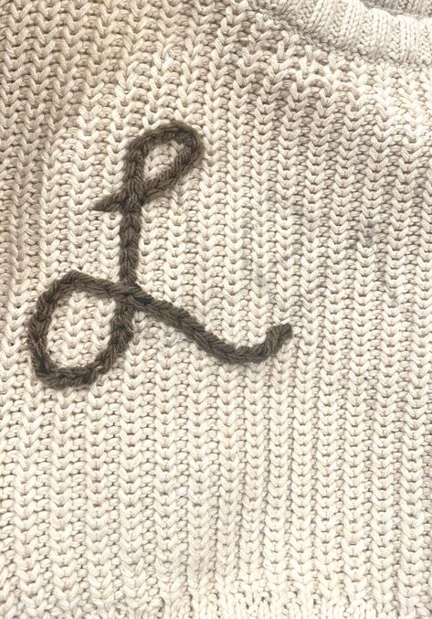 Diy Chain Stitch Sweater, Diy Name Knit Sweater, How To Hand Embroidery Sweatshirt, Yarn Sweater Diy, How To Embroider Chunky Sweater, Personalized Crochet Blanket, Personalized Knit Sweater, Hand Stitch Sweater, Sweater Name Embroidery Diy