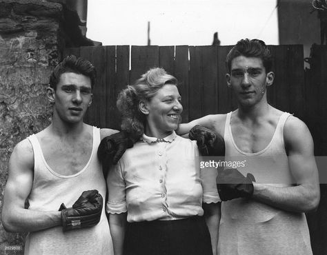 1950s: Amateur boxers Reggie (left) and Ronnie Kray with their mother Violet Kray. The Krays went on to become notorious London gangsters. Ronnie Kray, Kray Twins, The Krays, Eaton Square, Vintage Guide, Mafia Gangster, Swinging London, British Schools, London History