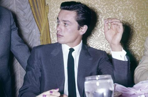 Alain Delon 60s Aesthetic Men, 60s Men Fashion, Alian Delon, Best Dressed Men, 60s Aesthetic, 60s Men, Michael Caine, Most Stylish Men, Leading Men