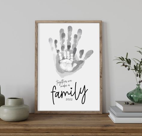 Print it off – PRINT IT OFF Handprint Art Family, Family Handprint Art Canvas, Baby Handprint Ideas, Family Handprint Art, Family Handprints, Memory Decor, Baby Canvas Art, Hand Art Projects, Family Handprint