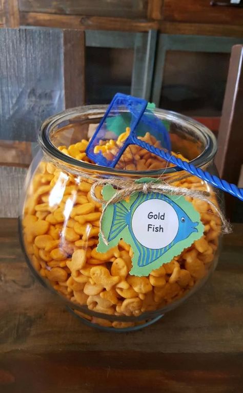 Underwater themed birthday party. Goldfish snack idea Healthy Birthday Snacks, Tropisk Fest, Goldfish Snack, Underwater Birthday, Fishing Themed Birthday Party, Hawaian Party, Healthy Birthday, Ocean Birthday Party, Shark Themed Birthday Party