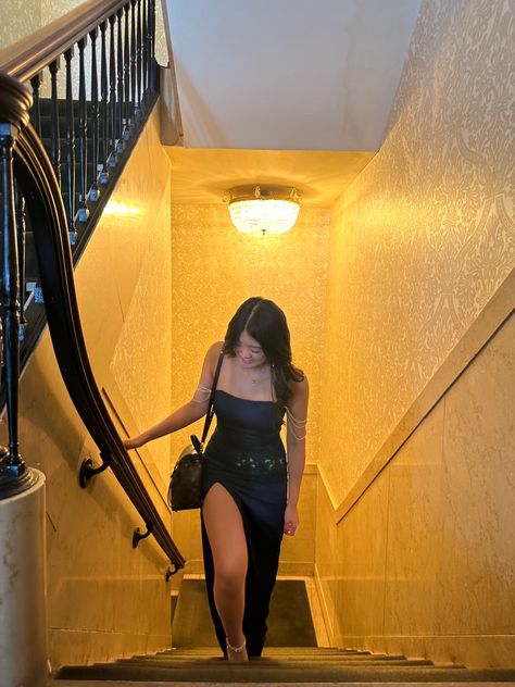 Photos With Dress Ideas, Long Black Dress Picture Ideas, Stairs Photoshoot Posing Ideas Dress, Summer Dress Poses Instagram, Stairs Instagram Pose, Pose Ideas In A Dress, Staircase Prom Pictures, Long Dress Pose Ideas, Poses Dress Photo Ideas