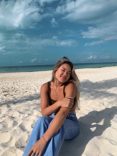 blue jean on beach look, modeling poses Beach Sitting Ideas, Beach Pose Sitting, Jeans At Beach, Sitting On The Beach Poses, Poses For Insecure People, Beach Poses For Shy People, Sitting Down Beach Poses, Beach Jeans Photoshoot, Mirror Selfie Poses Plus Size