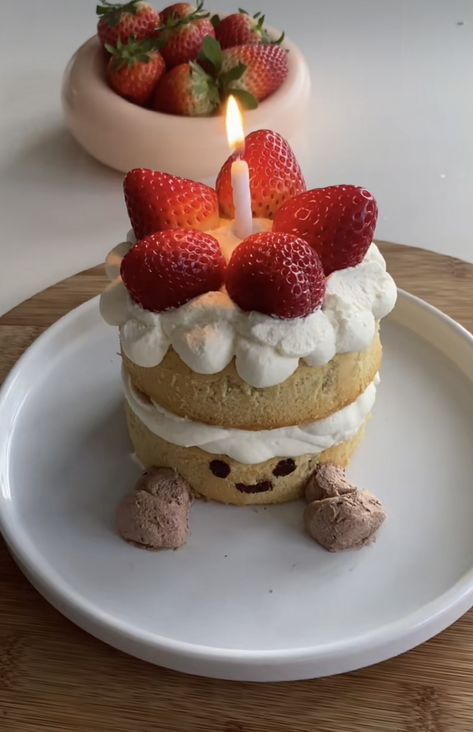 screenshot taken from catiepeihe from tiktok Fun Treat Ideas, Desserts To Make For Friends, Tiny Cakes Aesthetic, Jelly Cat Birthday Cake Real, Jellycat Cake Recipe, Things To Bake Aesthetic, Birthday Cake Ideas Cute, Cake To Make With Friends, Cute Baked Goods Aesthetic