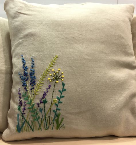 Embording Ideas, Meadow Embroidery, Hand Embroidered Pillow, Bordados Tambour, Cushion Embroidery, Clothes Embroidery Diy, Hand Embroidered Pillows, Pillow Embroidery, Flower Meadow