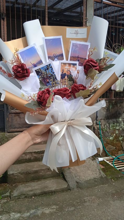 Gift Bouquet For Boyfriend, Bouquet Of Gifts For Him, Bouquet Gift Ideas Birthdays, Flower Bouquets For Boyfriend, Diy Bouquet For Boyfriend, Polaroids Gift Ideas, Polaroid Gifts Ideas, Flower Bouquet Artificial, Boyfriend Flowers Gift