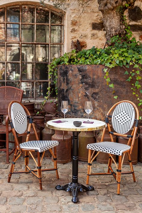 Parisian Bistro Chairs, Bistro Interior, Bistro Design, Chaise Restaurant, Paris Bistro, Parisian Bistro, Bistro Table Outdoor, Retro Cafe, Table Bistrot