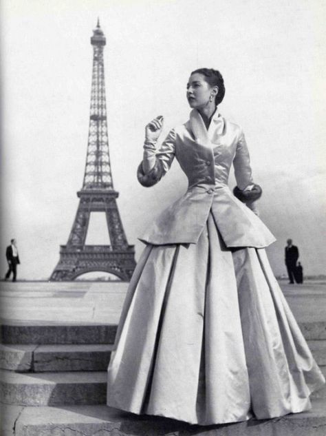 Christian Dior "Corolle" Collection, 1947 New Look Dior, Dior New Look, Jacques Fath, Cristian Dior, Mode Retro, Vogue Vintage, Mode Glamour, Dior Collection, Carmen Miranda