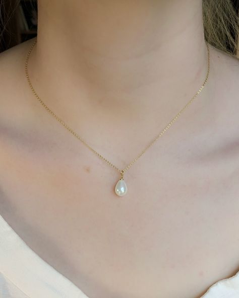 "This beautiful pearl drop necklace is created with a genuine seashell pearl briolette strung from a delicate 24k gold filled chain. Chain length is 15 1/2\".  Matching earrings also available." Simple Teardrop Necklace, Satin Wedding Dress With Pearl Necklace, Wedding Necklaces, Teardrop Pearl Necklace, Simple Necklaces, Simple Pearl Necklace, Beads Design, Pearl Drop Necklace, Pearl Necklace Vintage