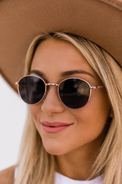 Simple Sun Glasses, Goggles Sunglasses Women, Black Sunglasses For Women, Indie Sunglasses, Sunglasses Circle, Rose Gold Mirrored Sunglasses, Sunglasses For Girls, College Presents, Girls Sunglasses