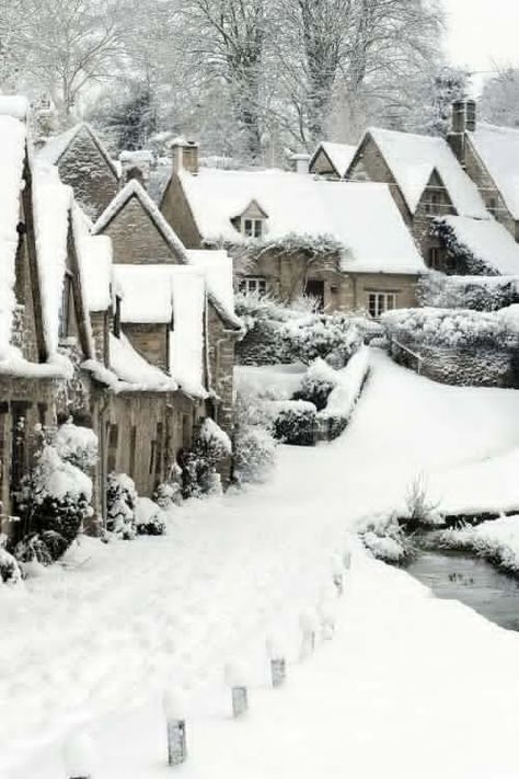 Snowy English Village. How adorable. Bibury England, Winters Tafereel, Arlington Row, Cotswolds England, Winter Love, Winter Magic, Winter Scenery, Snow Scenes, Winter Beauty