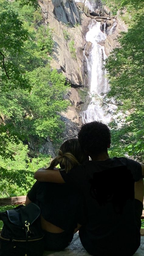 Hiking With Girlfriend, Hiking Pictures Couple, Chill Couple Pictures, Couple Hike Aesthetic, Hiking Date Aesthetic, Hiking With Boyfriend, Hiking Couple Aesthetic, Couple Hiking Aesthetic, Nature Couple Aesthetic