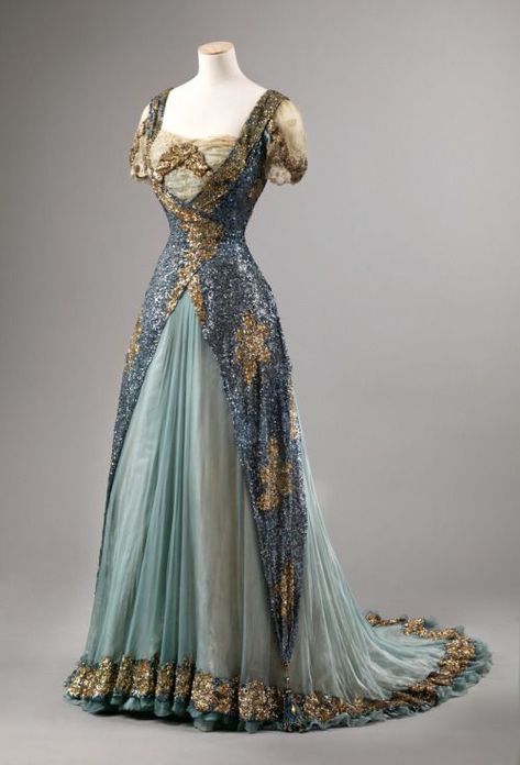 This dress is gorgeous. Dress1905-1910Nasjonalmuseet for Kunst, Arketektur, og Design Istoria Modei, Dark Victorian, Gala Dress, Mode Retro, 파티 드레스, 1900s Fashion, Period Dress, Old Dresses, فستان سهرة