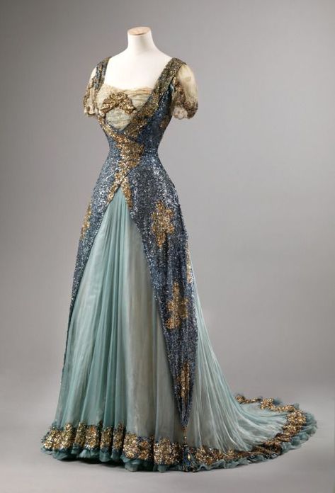 This dress is gorgeous. Dress1905-1910Nasjonalmuseet for Kunst, Arketektur, og Design Istoria Modei, Dark Victorian, Gala Dress, Mode Retro, 1900s Fashion, 파티 드레스, Period Dress, Old Dresses, فستان سهرة