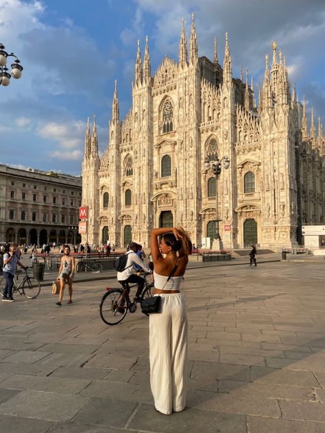 #milano #italy #summeroutfit #streetstyle #poses #summer Europe Trip Aesthetic Outfits, Milano Street Style Summer, Poses In Spain, Milan Italy Picture Ideas, European Vacation Aesthetic, Euro Summer Photo Ideas, Photo Ideas In Milan, Italy Photo Ideas Instagram, Milan Pics Ideas