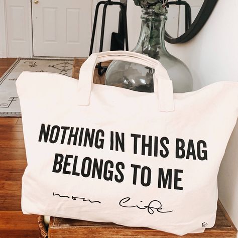 Mom Canvas Bag Ideas, Mom Tote Bag Quotes, Mom Bags Everyday, Tote Bag Display, Beach Bags Totes, Family Bag, Family Traveling, Canvas Bag Design, Projets Cricut