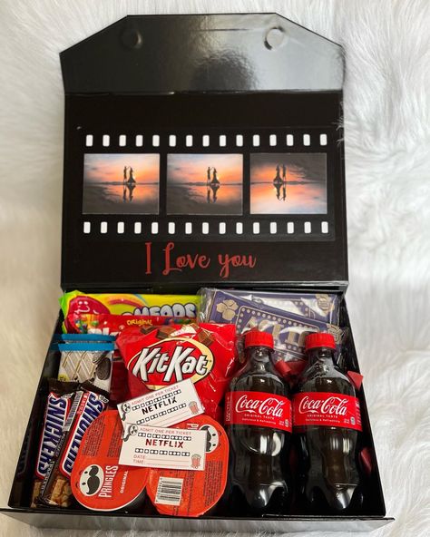 Netflix And Chill Box Gift, Movie Basket Ideas, Movie Night Package, Movie Night Box, Movie Basket, Netflix Party, Movie Night Basket, Popcorn Candy, Aesthetic Gifts