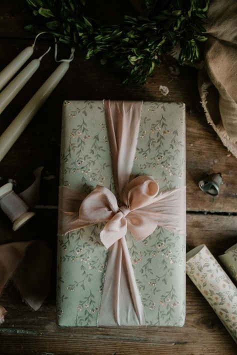 French Gift Wrapping, Aesthetic Gift Wrapping Christmas, Nordic Gift Wrapping, Beautiful Wrapped Gifts, Chic Wrapping Ideas, Sophisticated Gift Wrapping, Classy Christmas Crafts For Adults, Christmas Present Wrapping Ideas Fancy, Luxury Wrapping Ideas